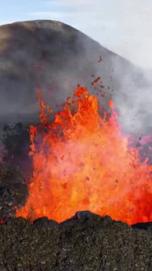 Volkan Patlaması, Kraterden Gelen Sıcak Kırmızı Lavlar, İnanılmaz Doğal Fenomen, İzlanda 'daki Olağanüstü Dramatik Sahne. 4k