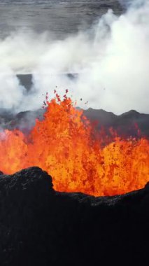 Volkan Patlaması, Kraterden Gelen Sıcak Kırmızı Lavlar, İnanılmaz Doğal Fenomen, İzlanda 'daki Olağanüstü Dramatik Sahne. 4k