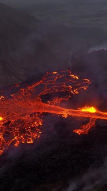 Volkan Patlaması, Kraterden Gelen Sıcak Kırmızı Lavlar, İnanılmaz Doğal Fenomen, İzlanda 'daki Olağanüstü Dramatik Sahne. 4k