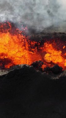 Volkan Patlaması, Kraterden Gelen Sıcak Kırmızı Lavlar, İnanılmaz Doğal Fenomen, İzlanda 'daki Olağanüstü Dramatik Sahne. 4k