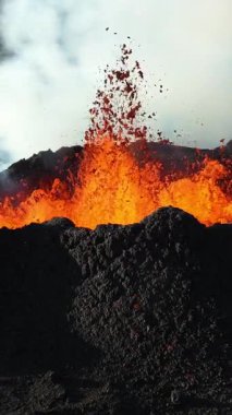 Volkan Patlaması, Kraterden Gelen Sıcak Kırmızı Lavlar, İnanılmaz Doğal Fenomen, İzlanda 'daki Olağanüstü Dramatik Sahne. 4k