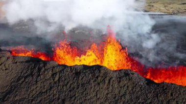 Volkan Patlaması, Kraterden Gelen Sıcak Kırmızı Lavlar, İnanılmaz Doğal Fenomen, İzlanda 'daki Olağanüstü Dramatik Sahne. 4k