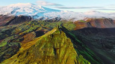 Kar İzlanda 'da dağları ve bir buzulu kapladı. Snaefellsnes Yarımadası 'nda insansız hava aracı görüntüsü. Yüksek kalite 4k görüntü