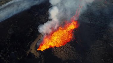 Volkan Patlaması, Kraterden Gelen Sıcak Kırmızı Lavlar, İnanılmaz Doğal Fenomen, İzlanda 'daki Olağanüstü Dramatik Sahne. 4k