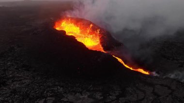 Volkan Patlaması, Kraterden Gelen Sıcak Kırmızı Lavlar, İnanılmaz Doğal Fenomen, İzlanda 'daki Olağanüstü Dramatik Sahne. Yüksek kalite 4k görüntü