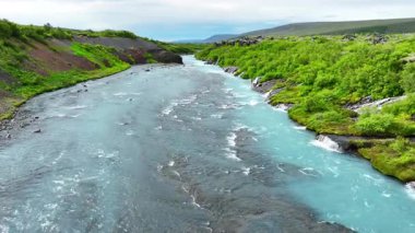 İzlanda 'da şelale, yaz mevsiminde birçok deresi olan soğuk turkuaz buzul nehri, destansı hava manzarası. 4k 