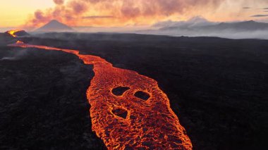 Volkan Patlaması, Kraterden Gelen Sıcak Kırmızı Lavlar, İnanılmaz Doğal Fenomen, İzlanda 'daki Olağanüstü Dramatik Sahne. Yüksek kalite 4k görüntü