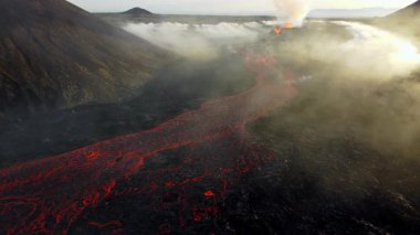 Volkan patlaması, İzlanda 'da yerden kızgın lav püskürmesi, insansız hava aracı aktif volkanik kraterin üzerinde uçması. Litli Hrutur Patlaması 2023. Yüksek kalite 4k görüntü