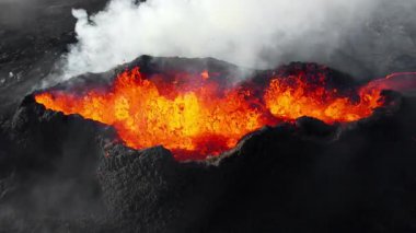 Volkan patlaması, İzlanda 'da yerden kızgın lav püskürmesi, insansız hava aracı aktif volkanik kraterin üzerinde uçması. Litli Hrutur Patlaması 2023. Yüksek kalite 4k görüntü