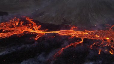 Volkan patlaması, İzlanda 'da yerden kızgın lav püskürmesi, insansız hava aracı aktif volkanik kraterin üzerinde uçması. Litli Hrutur Patlaması 2023. Yüksek kalite 4k görüntü