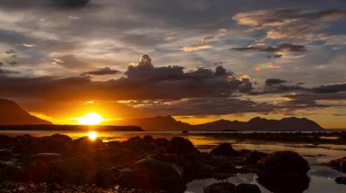 İzlanda Kıyısı 'nda Gündoğumu Engebeli Deniz' de Altın Işık. Yüksek kalite 4k görüntü