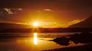 İzlanda Kıyısı 'nda Gündoğumu Engebeli Deniz' de Altın Işık. Yüksek kalite 4k görüntü