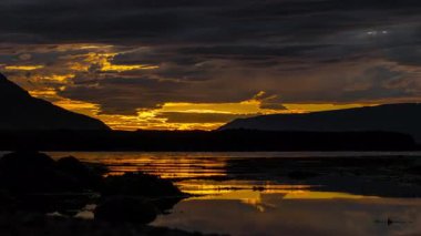 İzlanda Kıyısı 'nda Gündoğumu Engebeli Deniz' de Altın Işık. Yüksek kalite 4k görüntü