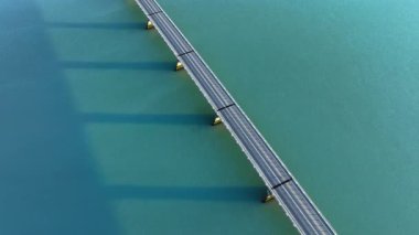 Uzun Köprü 'yü Geçen Turkuaz Fjord Suları' nın Hava Aracı Görünümü. Yüksek kalite 4k görüntü