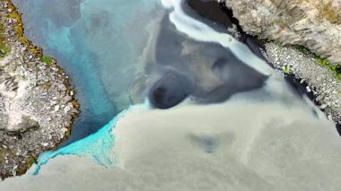 İki Nehrin Hava Aracı Görüntüsü Turbit Tortulu Suyu Birleştiriyor Kristal Açık Mavi Akıntıyla Buluştu. Yüksek kalite 4k görüntü