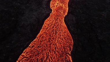 Volkanik patlamadan sonra akan lav nehrinin hava manzarası erimiş lav akıntısı ve parlayan çatlaklar. Yüksek kalite 4k görüntü