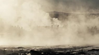 İnsanlar kirli atmosferde dumanların, siluetlerin içinden yürüyorlar. Gayzer, İzlanda. Yüksek kalite 4k görüntü