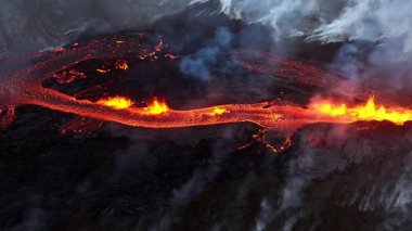 Volkan patlaması, İzlanda 'da yerden kızgın lav püskürmesi, insansız hava aracı aktif volkanik kraterin üzerinde uçması. Litli Hrutur Patlaması 2023. Yüksek kalite 4k görüntü
