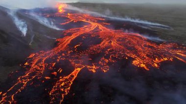 Volkan patlaması, İzlanda 'da yerden kızgın lav püskürmesi, insansız hava aracı aktif volkanik kraterin üzerinde uçması. Litli Hrutur Patlaması 2023. Yüksek kalite 4k görüntü