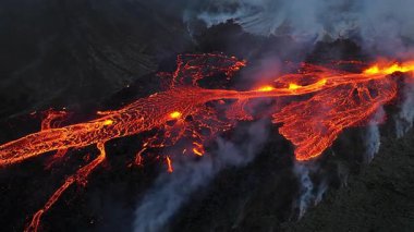 Volkan patlaması, İzlanda 'da yerden kızgın lav püskürmesi, insansız hava aracı aktif volkanik kraterin üzerinde uçması. Litli Hrutur Patlaması 2023. Yüksek kalite 4k görüntü