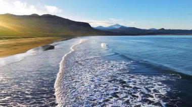 Kara Kum Volkanik Sahili 'nin çarpışan dalgalarla dolu havadan görüntüsü. Serene ve Tranquil Peyzaj. Yüksek kalite 4k görüntü