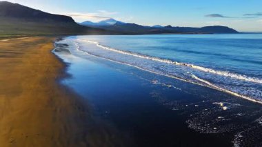 Kara Kum Volkanik Sahili 'nin çarpışan dalgalarla dolu havadan görüntüsü. Serene ve Tranquil Peyzaj. Yüksek kalite 4k görüntü