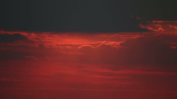 El gran sol detrás de las nubes — Vídeo de stock