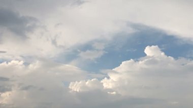 Yaz aylarında güneşli gökyüzü