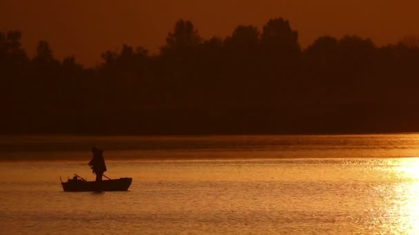 Barco de pesca al atardecer — Vídeo de stock