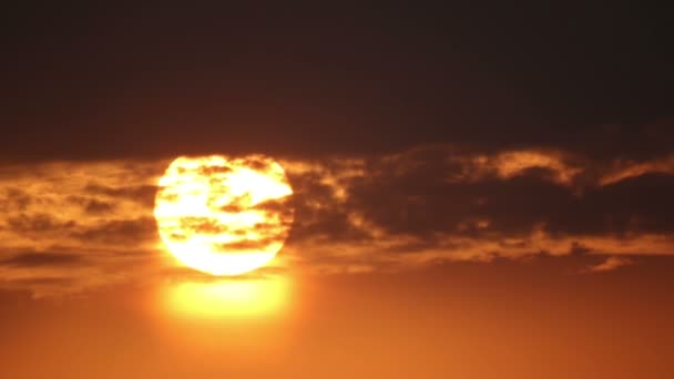 Soarele mare din spatele norilor — Videoclip de stoc