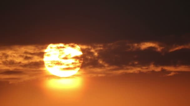 El gran sol detrás de las nubes — Vídeo de stock