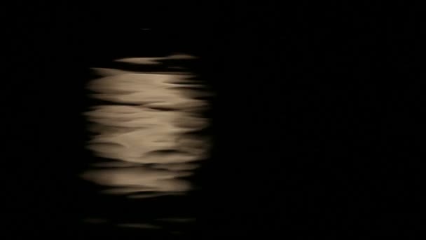 Měsíc odráží ve vodě — Stock video