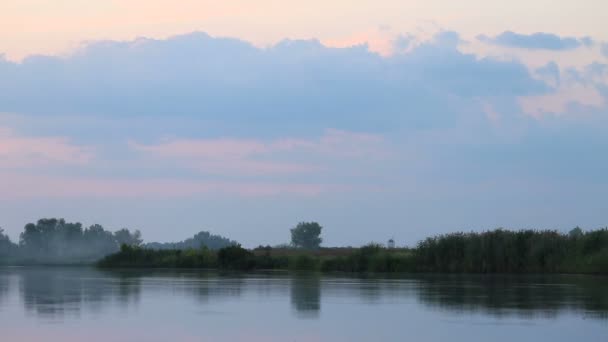 Coucher de soleil sur la rivière — Video