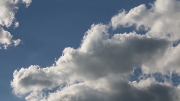 Wolken bij zonnig weer — Stockvideo