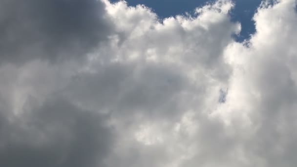 Nubes en tiempo soleado — Vídeo de stock