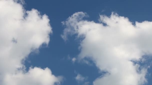 Nuages dans le temps ensoleillé 