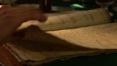 Eski kitap el turnike