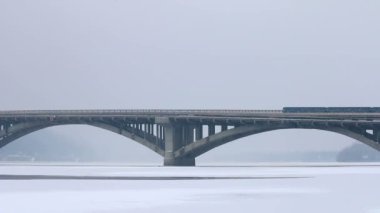 Metro Köprüsü araba ve tren ile