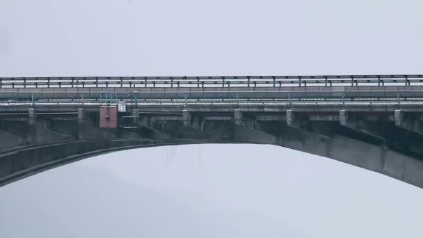 Metro híd autóval és vonattal — Stock videók