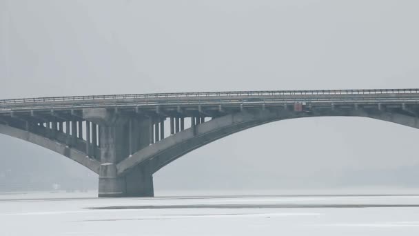 Puente de metro con coche y tren — Vídeos de Stock