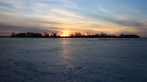 Puesta de sol sobre río congelado — Vídeos de Stock