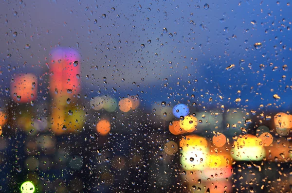 Damla camına ile arka plan bulanık