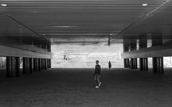 Kazakistan. Astana. 17 Nisan 2016. Yeraltı Geçidi. İnsanlar bir Altgeçit aracılığıyla karşıdan karşıya