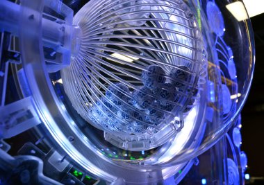 Bingo topları ve piyango davul. Cam davul. Bingo çizim makinesi.