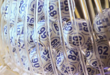 Bingo topları ve piyango davul. Cam davul. Bingo çizim makinesi.