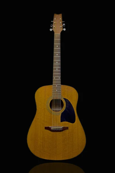 Akoestische gitaar met zwarte achtergrond Rechtenvrije Stockfoto's
