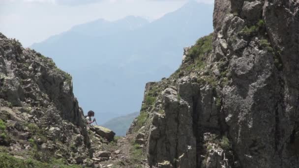 Caminhadas de mochileiros na natureza — Vídeo de Stock