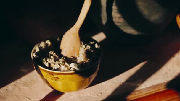 Kvinna tar potten med mat — Stockvideo
