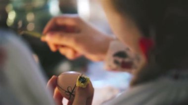 Paskalya yumurtası kız boyar.