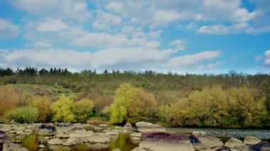 Nehir biçme gökyüzü ile 